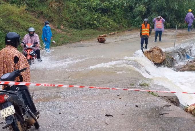 Kon Tum khắc phục thiệt hại đợt mưa lũ ảnh 1