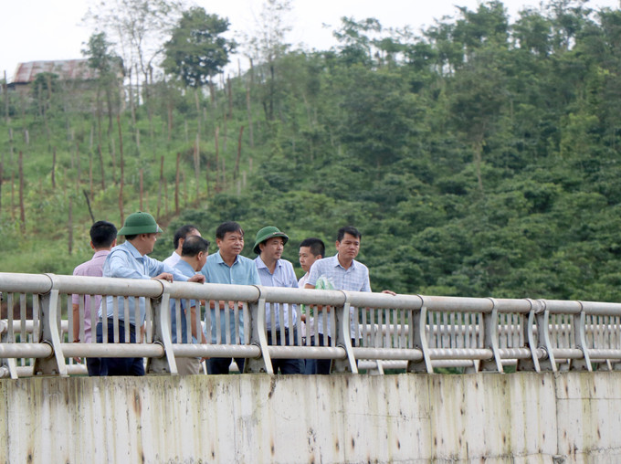 Đoàn Công tác liên ngành kiểm tra thực địa hồ chứa nước Đắk N’ting (xã Quảng Sơn, huyện Đắk G’long, tỉnh Đắk Nông). Ảnh: Minh Hưng – TTXVN Chủ động ứng phó với thiên tai, mưa lũ bất thường tại Đắk Nông ảnh 2