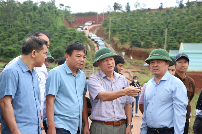 Thứ trưởng Nguyễn Hoàng Hiệp (thứ hai từ trái sang) kiểm tra thực địa và nghe khuyến cáo từ chuyên gia về tình hình sạt trượt tại hồ chứa nước Đắk N’ting (xã Quảng Sơn, huyện Đắk G’long, tỉnh Đắk Nông). Ảnh: Minh Hưng – TTXVN Chủ động ứng phó với thiên tai, mưa lũ bất thường tại Đắk Nông ảnh 7