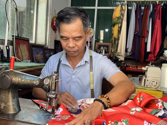 Ông Trần Thanh Tòng: Niềm đam mê với cổ phục Việt Nam ảnh 2