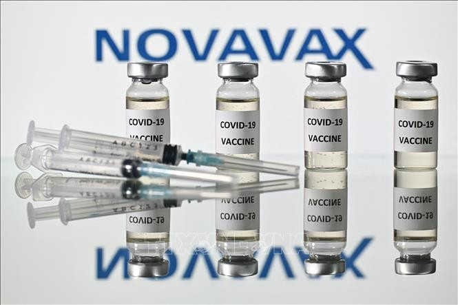 Biểu tượng của hãng dược phẩm Novavax (Mỹ) bên vaccine ngừa COVID-19. Ảnh: AFP/TTXVN Novavax thử nghiệm giai đoạn đầu đối với vaccine kết hợp phòng bệnh cúm và COVID-19 ảnh 1