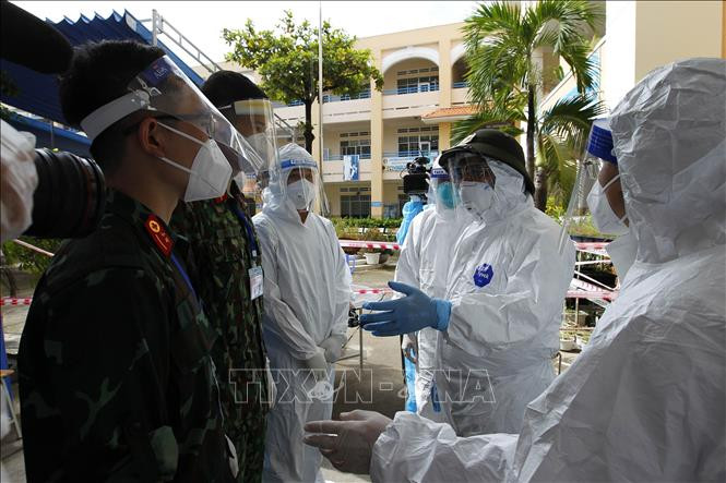 Thủ tướng Phạm Minh Chính thăm hỏi, động viên các bộ, chiến sỹ, y, bác sỹ đang khám điều trị tại khu cách ly tập trung tạm thời ở trường THCS Thạnh Mỹ Lợi, phường Cát Lái, thành phố Thủ Đức (TP Hồ Chí Minh), ngày 26/8/2021. Ảnh: Thanh Vũ-TTXVN Thủ tướng chỉ đạo quan tâm hơn nữa đến đội ngũ y, bác sĩ chống dịch ảnh 1