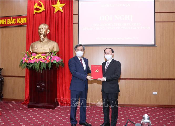 Đồng chí Nguyễn Quang Dương, Ủy viên Trung ương Đảng, Phó Trưởng Ban Tổ chức Trung ương (bên trái) trao quyết định cho đồng chí Nguyễn Đăng Bình. Ảnh: Vũ Hoàng Giang - TTXVN Ông Nguyễn Đăng Bình giữ chức Phó Bí thư Tỉnh ủy Bắc Kạn ảnh 2