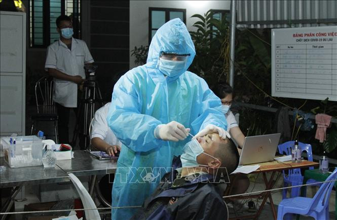 Nhân viên y tế chốt kiểm soát dịch COVID-19 Đu Lau, xã Tân Lang, huyện Phù Yên, tỉnh Sơn La lấy mẫu xét nghiệm cho người dân. Ảnh: TTXVN Huyện Phù Yên (Sơn La) có 78 bệnh nhân COVID-19 khỏi bệnh và xuất viện ảnh 1