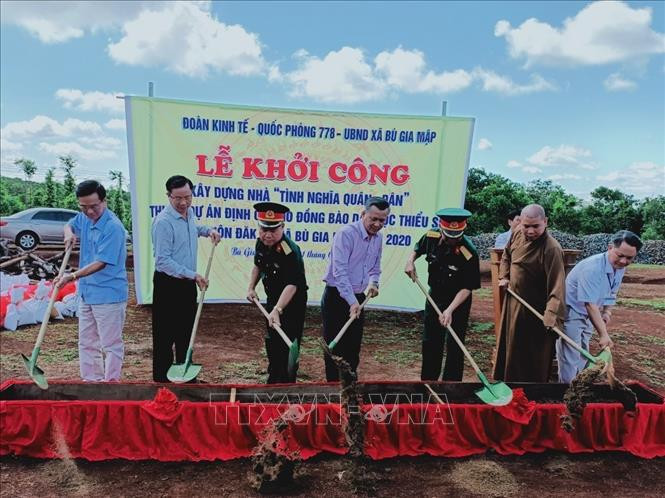 Lễ khởi công xây dựng nhà cho đồng bào dân tộc khó khăn về nhà ở. Ảnh: K GỬIH -TTXVN Xây dựng nhà tình nghĩa cho đồng bào dân tộc thiểu số huyện biên giới Bù Gia Mập ảnh 1