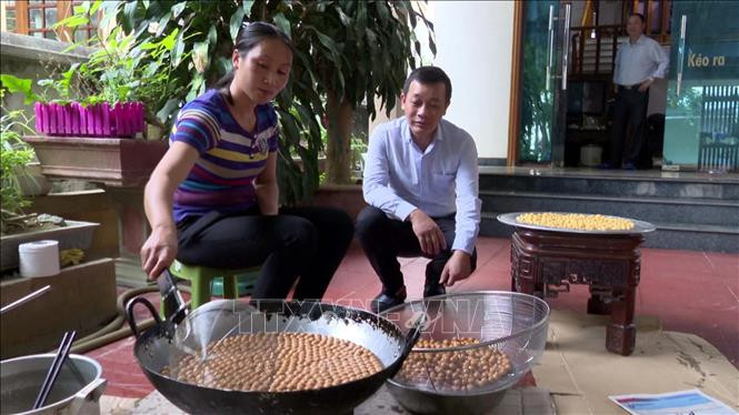 Người dân làm bánh nhãn Hồi Xuân tại huyện Quan Hóa, Thanh Hóa. Ảnh: Nguyễn Nam-TTXVN Làng nghề bánh nhãn tăng sản xuất cung ứng cho Tết ảnh 3