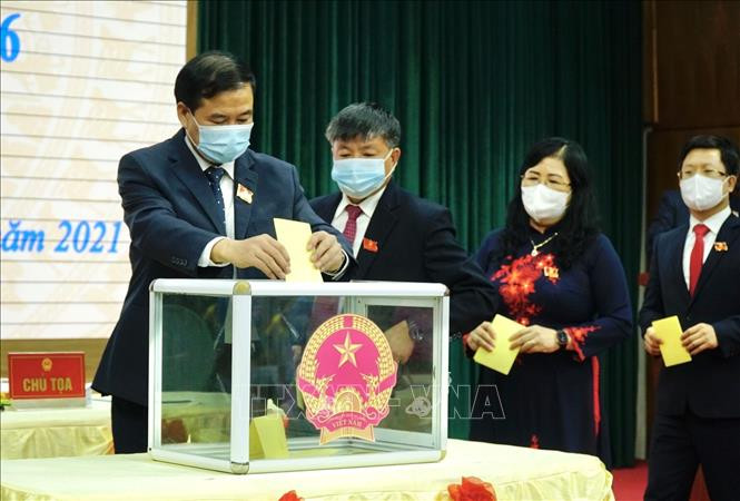 Các đại biểu bỏ phiếu bầu các chức danh chủ chốt HĐND và UBND tỉnh Điện Biên. Ảnh: Xuân Tư – TTXVN Điện Biên bầu các chức danh chủ chốt HĐND, UBND tỉnh ảnh 2