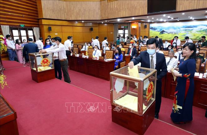 Các đại biểu bỏ phiếu bầu các chức danh chủ chốt tại Kỳ họp thứ nhất Hội đồng nhân dân tỉnh Lạng Sơn khóa XVII, nhiệm kỳ 2021-2026. Ảnh: Anh Tuấn – TTXVN Bà Đoàn Thị Hậu được bầu làm Chủ tịch HĐND tỉnh Lạng Sơn ảnh 2