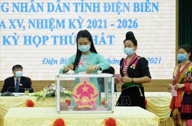 Các đại biểu bỏ phiếu bầu các chức danh chủ chốt HĐND và UBND tỉnh Điện Biên. Ảnh: Xuân Tư – TTXVN Điện Biên bầu các chức danh chủ chốt HĐND, UBND tỉnh ảnh 1