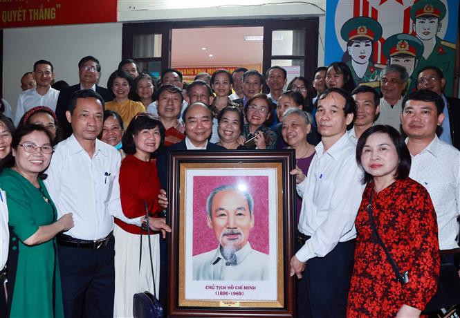 Chủ tịch nước Nguyễn Xuân Phúc tặng bức tranh chân dung Chủ tịch Hồ Chí Minh cho tổ đân phố số 8, phường Điện Biên, quận Ba Đình, Hà Nội. Ảnh: Thống Nhất – TTXVN Chủ tịch nước Nguyễn Xuân Phúc được cử tri nơi cư trú tín nhiệm cao, giới thiệu ứng cử đại biểu Quốc hội khóa XV ảnh 3