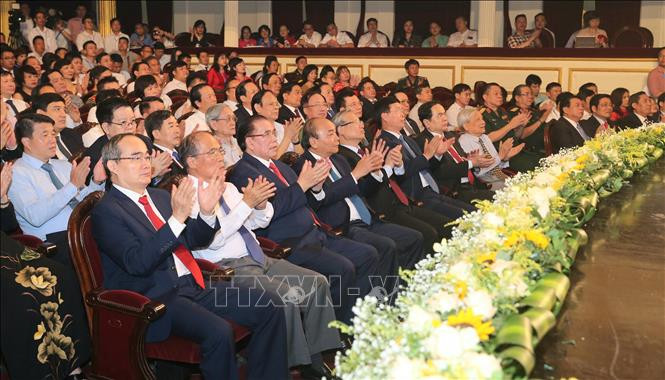 Thủ tướng Nguyễn Xuân Phúc, các đồng chí lãnh đạo, nguyên lãnh đạo Đảng, Nhà nước và các đại biểu dự Lễ trao giải báo chí. Ảnh: Doãn Tấn - TTXVN Lễ trao Giải Báo chí Quốc gia lần thứ XIV, năm 2019 ảnh 9