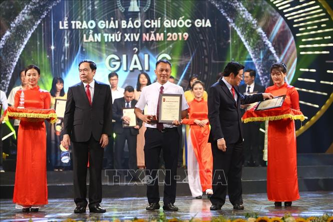 Bí thư Trung ương Đảng, Chủ tịch Ủy ban Trung ương Mặt trận Tổ quốc Việt Nam Trần Thanh Mẫn và Bí thư Trung ương Đảng, Trưởng ban Nội chính Trung ương Phan Đình Trạc trao giải C tặng đại diện nhóm tác giả Trí Dũng, Nhan Sáng, Thống Nhất, Lâm Khánh, Phương Hoa (Liên chi hội Nhà báo Thông tấn xã Việt Nam). Ảnh: Minh Quyết - TTXVN Lễ trao Giải Báo chí Quốc gia lần thứ XIV, năm 2019 ảnh 6