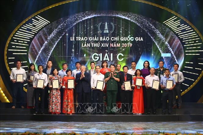 Đồng chí Nguyễn Hòa Bình, Bí thư Trung ương Đảng, Chánh án Tòa án nhân dân Tối cao và Đại tướng Lương Cường, Bí thư Trung ương Đảng, Chủ nhiệm Tổng cục Chính trị QĐND Việt Nam trao giải C cho các tác giả có tác phẩm đoạt giải. Ảnh: Minh Quyết - TTXVN Lễ trao Giải Báo chí Quốc gia lần thứ XIV, năm 2019 ảnh 8