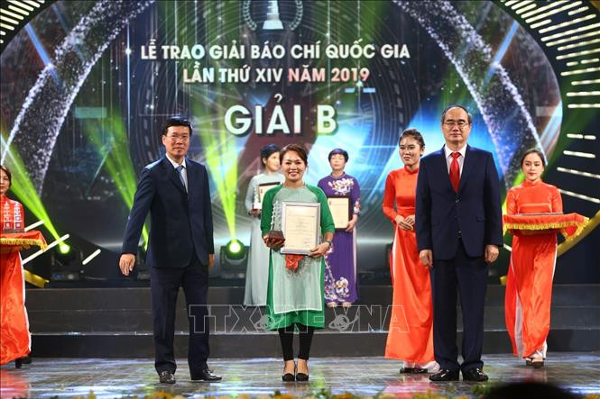 Đồng chí Võ Văn Thưởng, Ủy viên Bộ Chính trị, Bí thư Trung ương Đảng, Trưởng ban Tuyên giáo Trung ương và đồng chí Nguyễn Thiện Nhân, Ủy viên Bộ Chính trị, Bí thư Thành ủy TP Hồ Chí Minh trao giải B cho tác giả, nhóm tác giả có tác phẩm đoạt giải. Ảnh: Minh Quyết - TTXVN Lễ trao Giải Báo chí Quốc gia lần thứ XIV, năm 2019 ảnh 5