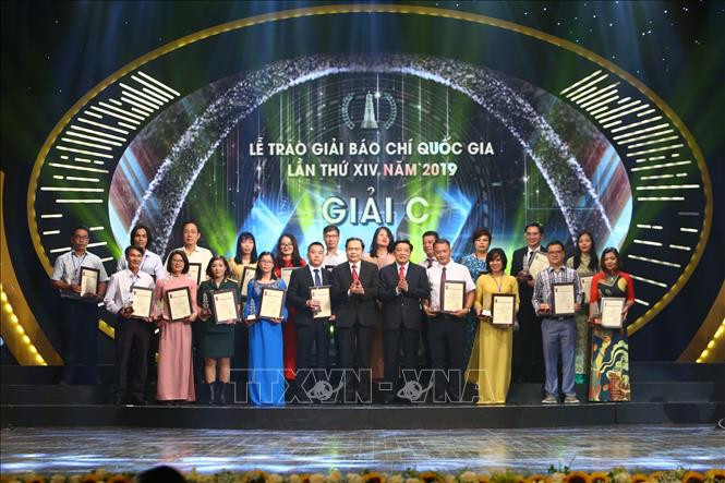 Bí thư Trung ương Đảng, Chủ tịch Ủy ban Trung ương Mặt trận Tổ quốc Việt Nam Trần Thanh Mẫn và Bí thư Trung ương Đảng, Trưởng ban Nội chính Trung ương Phan Đình Trạc trao giải C cho các tác giả có tác phẩm đoạt giải. Ảnh: Minh Quyết - TTXVN Lễ trao Giải Báo chí Quốc gia lần thứ XIV, năm 2019 ảnh 7