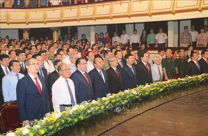 Thủ tướng Nguyễn Xuân Phúc, các đồng chí lãnh đạo, nguyên lãnh đạo Đảng, Nhà nước và các đại biểu thực hiện nghi thức chào cờ. Ảnh: Doãn Tấn - TTXVN Lễ trao Giải Báo chí Quốc gia lần thứ XIV, năm 2019 ảnh 3
