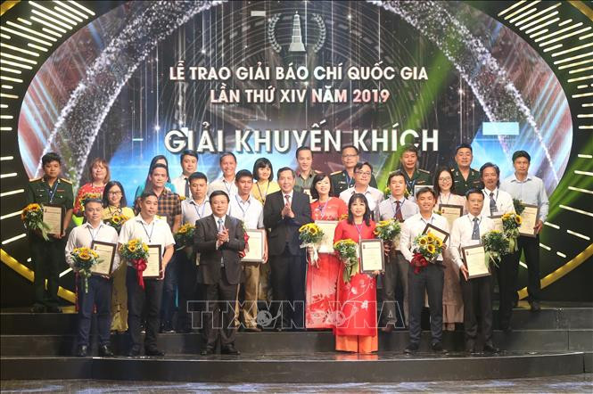 Bí thư Trung ương Đảng, Giám đốc Học viện Chính trị Quốc gia Hồ Chí Minh Nguyễn Xuân Thắng và Ủy viên Trung ương Đảng, Tổng Biên tập báo Nhân Dân, Chủ tịch Hội Nhà báo Việt Nam Thuận Hữu trao giải Khuyến khích cho các tác giả đoạt giải. Ảnh: Doãn Tấn - TTXVN Lễ trao Giải Báo chí Quốc gia lần thứ XIV, năm 2019 ảnh 10
