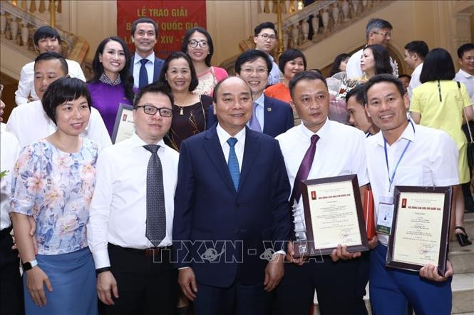 Thủ tướng Chính phủ Nguyễn Xuân Phúc với lãnh đạo và các tác giả đoạt giải thuộc Liên Chi hội Nhà báo Thông tấn xã Việt Nam. Ảnh: TTXVN Lễ trao Giải Báo chí Quốc gia lần thứ XIV, năm 2019 ảnh 1