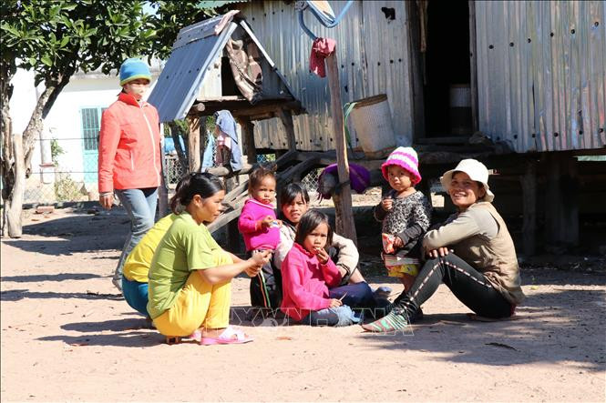 Tỷ lệ tảo hôn tại vùng dân tộc thiểu số Gia Lai còn khá cao. Ảnh: Hồng Điệp – TTXVN Gia Lai: Nhiều khó khăn trong kéo giảm nạn tảo hôn ở vùng dân tộc thiểu số ảnh 1