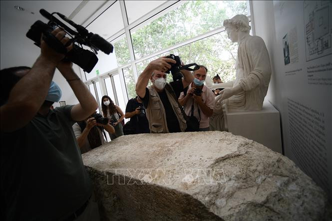 Phiến đá quý hiếm travertine được trưng bày tại viện bảo tàng Ara Pacis ở Rome, Italy, ngày 16/7/2021. Ảnh: AFP/TTXVN Phát hiện phiến đá hiếm đánh dấu ranh giới của thành phố Rome ảnh 1