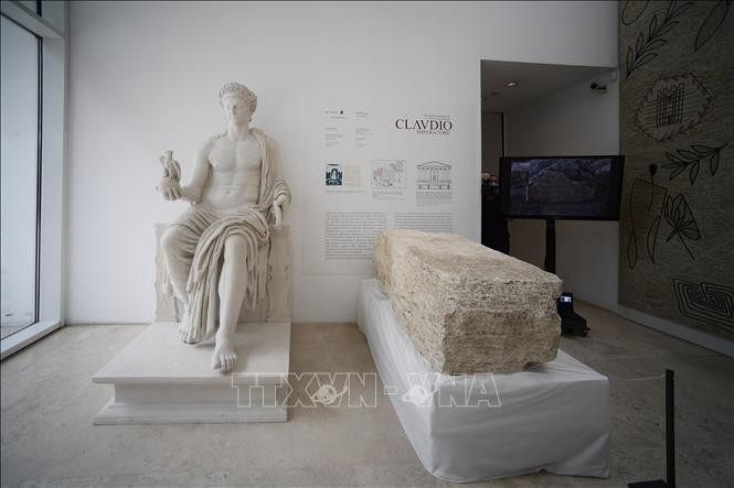 Phiến đá quý hiếm travertine (phải) được trưng bày tại viện bảo tàng Ara Pacis ở Rome, Italy, ngày 16/7/2021. Ảnh: AFP/TTXVN Phát hiện phiến đá hiếm đánh dấu ranh giới của thành phố Rome ảnh 2