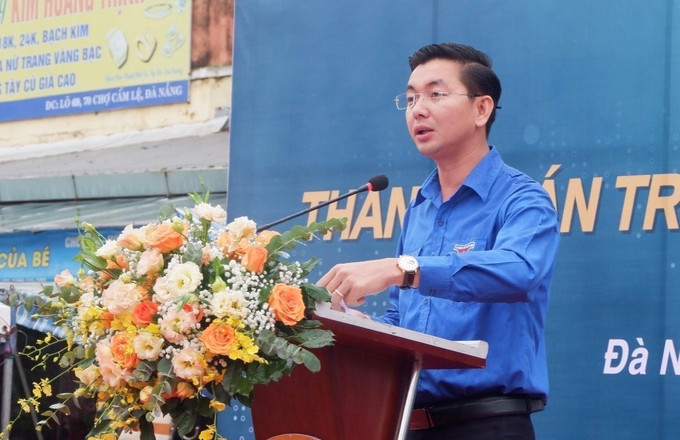 Phó Bí thư Thành đoàn Đà Nẵng Nguyễn Bá Duân phát biểu. Ảnh: Văn Dũng-TTXVN Khuyến khích người dân Đà Nẵng thanh toán trực tuyến không dùng tiền mặt ảnh 1