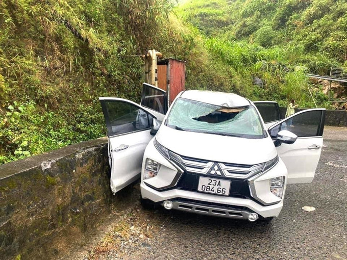 Tảng đá to lăn xuống rơi trúng xe ô tô khiến lái xe tử vong và chiếc xe bị hư hỏng nặng. Ảnh: TTXVN phát Hà Giang: Đá lăn từ trên núi xuống trúng xe ô tô khiến lái xe tử vong ảnh 1