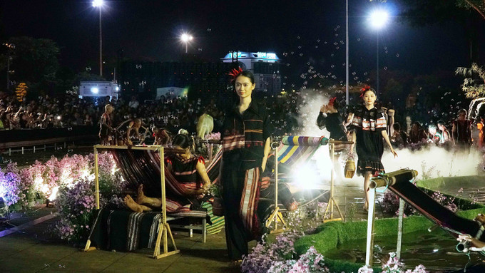 Trình diễn trang phục thổ cẩm tại chương trình. Ảnh: Hoài Nam – TTXVN Chương trình nghệ thuật thời trang thổ cẩm "Gia Lai ơi" ảnh 5