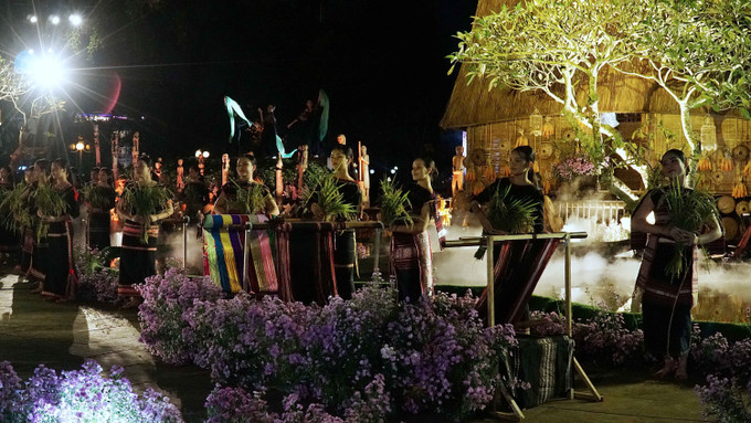 Biểu diễn nghệ thuật tại chương trình. Ảnh: Hoài Nam – TTXVN Chương trình nghệ thuật thời trang thổ cẩm "Gia Lai ơi" ảnh 2