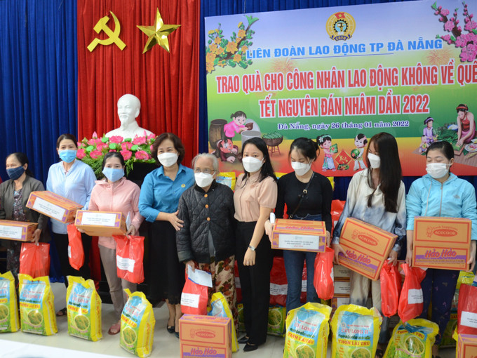 Liên đoàn Lao động thành phố Đà Nẵng trao quà Tết cho người lao động không về quê ăn Tết Nhâm Dần 2022 tại quận Liên Chiểu. Ảnh: Quốc Dũng - TTXVN Nhiều hoạt động chăm lo Tết nguyên đán Quý Mão 2023 cho đoàn viên, người lao động ảnh 1
