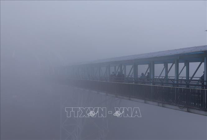 Cầu kính có lối đi rộng khoảng 5 m với độ dài 60 m tính từ buồng thang máy. Chủ đầu tư cho biết: “cây cầu được thiết kế với 3 lớp kính cường lực, xen kẽ là 2 lớp phim đặc biệt. Trong trường hợp cả 3 lớp kính có nứt, vỡ thì cũng không thể thủng". Ảnh: Quý Trung – TTXVN Lai Châu: Yêu cầu thay tấm kính ở Khu du lịch Cầu kính Rồng Mây bị nứt ảnh 2