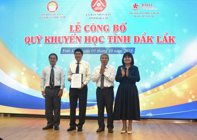 Phó Chủ tịch UBND tỉnh Đắk Lắk H’Yim Kđoh trao Quyết định của UBND tỉnh cho Quỹ Khuyến học tỉnh Đắk Lắk. Ảnh: Nguyên Dung – TTXVN Đắk Lắk huy động các nguồn lực chăm lo cho sự nghiệp giáo dục và đào tạo ảnh 1
