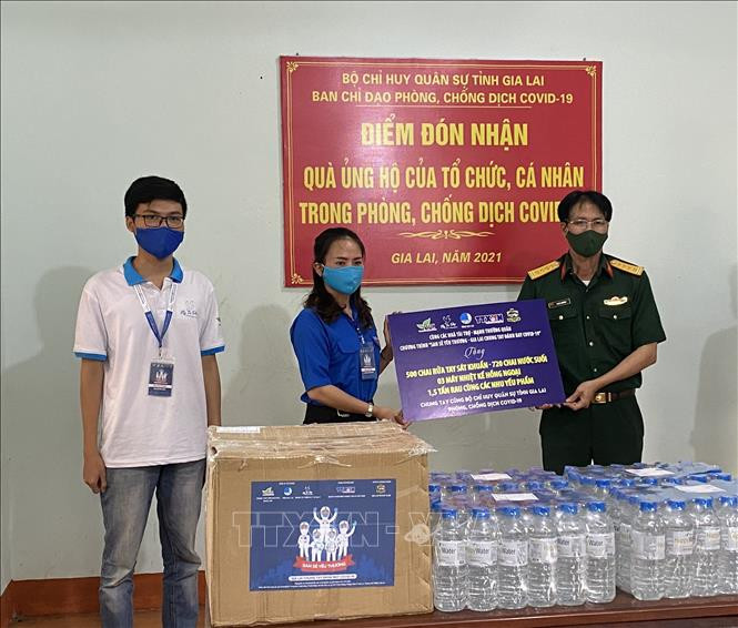 Ban tổ chức chương trình trao hàng hỗ trợ cho Bộ Chỉ huy quân sự tỉnh Gia Lai. Ảnh: TTXVN phát Đoàn Thanh niên TTXVN chung tay cùng Gia Lai phòng, chống dịch COVID-19 ảnh 1