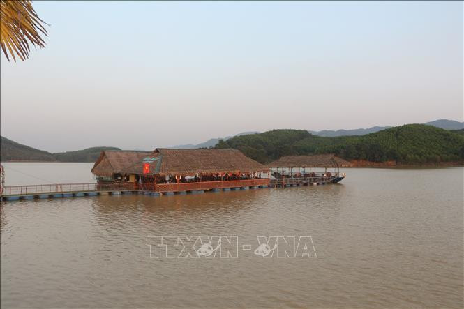 Nhà hàng nổi trên sông trong khuôn viên Khu du lịch sinh thái Hòn Mát. Ảnh: Bích Huệ - TTXVN Du lịch canh nông được ưa chuộng trong thời COVID-19 ảnh 2