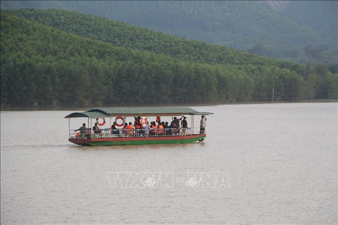 Du khách đi thuyền trên sông trải nghiệm câu cá và ngắm cảnh toàn Khu du lịch sinh thái Hòn Mát. Ảnh: Bích Huệ - TTXVN Du lịch canh nông được ưa chuộng trong thời COVID-19 ảnh 3
