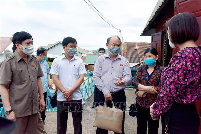 Đồng chí Bùi Văn Cường (ngoài cùng bên trái) kiểm tra công tác bầu cử tại Điểm bầu cử số 5, làng tại làng Bruk Ngol, phường Yên Thế, TP. Pleiku (Gia Lai). Ảnh: Nguyễn Hoài Nam - TTXVN Gia Lai cần tiếp tục đẩy mạnh việc tuyên truyền để số lượng cử tri đi bầu đạt cao nhất ảnh 1