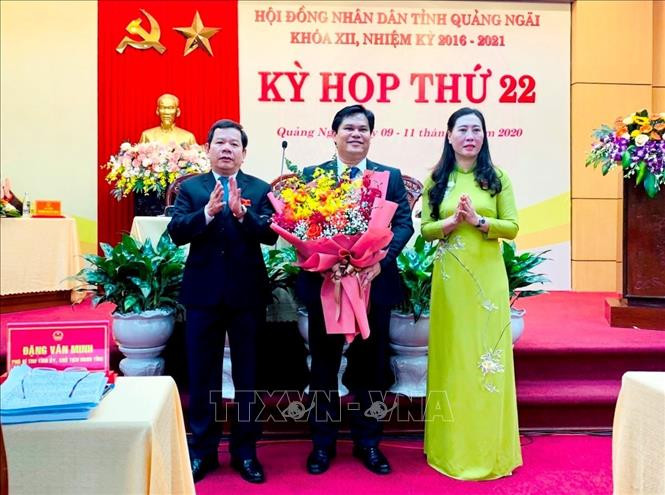 Bí thư Tỉnh ủy, Chủ tịch HĐND tỉnh Quảng Ngãi Bùi Thị Quỳnh Vân (phải) và Chủ tịch UBND tỉnh Đặng Văn Minh (trái) chúc mừng Phó chủ tịch UBND tỉnh Trần Phước Hiền. Ảnh: Đinh Hương - TTXVN Ông Trần Phước Hiền được bầu làm Phó Chủ tịch UBND tỉnh Quảng Ngãi ảnh 1