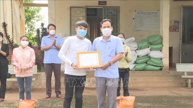 Trao tặng gạo cho các hộ nghèo người dân tộc thiểu số. Ảnh: TTXVN phát Bình Phước hỗ trợ gạo cho 200 hộ đồng bào dân tộc thiểu số nghèo ảnh 1