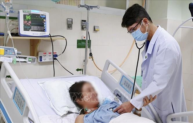 Bác sĩ Bệnh viện Hoàn Mỹ Cửu Long tại Cần Thơ thăm khám cho bệnh nhân N.T.L.T. Ảnh: TTXVN phát Cứu sống bệnh nhân suy đa cơ quan do uống thuốc dân gian để phòng COVID-19 ảnh 1