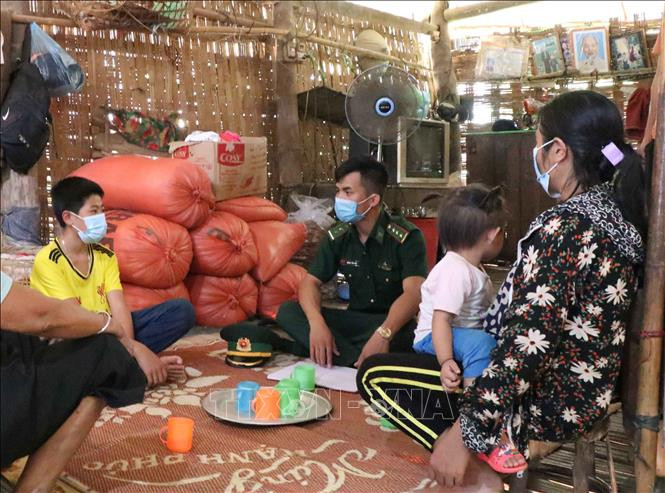 Các chiến sĩ thường xuyên trao đổi với phụ huynh để quản lý việc học tập, sinh hoạt của các cháu. Ảnh: Xuân Tiến - TTXVN Điện Biên chắp cánh ước mơ cho học sinh nghèo dân tộc thiểu số vùng biên ảnh 8