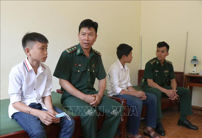 Hàng ngày, cán bộ, chiến sĩ Đồn Biên phòng Pa Thơm (Đồn Biên phòng tỉnh Điện Biên) đều dành thời gian trực tiếp trao đổi, chia sẻ, động viên tinh thần cho các cháu. Ảnh: Xuân Tiến – TTXVN Điện Biên chắp cánh ước mơ cho học sinh nghèo dân tộc thiểu số vùng biên ảnh 3