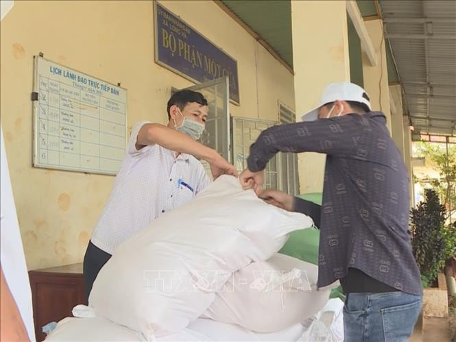 Phát gạo cho hộ nghèo. Ảnh: TTXVN phát Bình Phước hỗ trợ gạo cho 200 hộ đồng bào dân tộc thiểu số nghèo ảnh 2