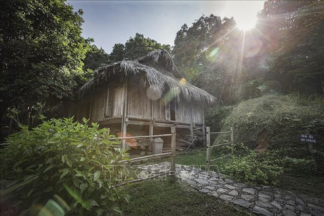Nhà Ậu là nhà sàn đại diện cho tầng lớp thứ 2, là những người giúp việc cho nhà Lang trong xã hội Mường xưa. Ảnh: Trọng Đạt - TTXVN Bảo tàng không gian văn hóa Mường - Nơi lưu giữ bản sắc dân tộc Mường ảnh 19