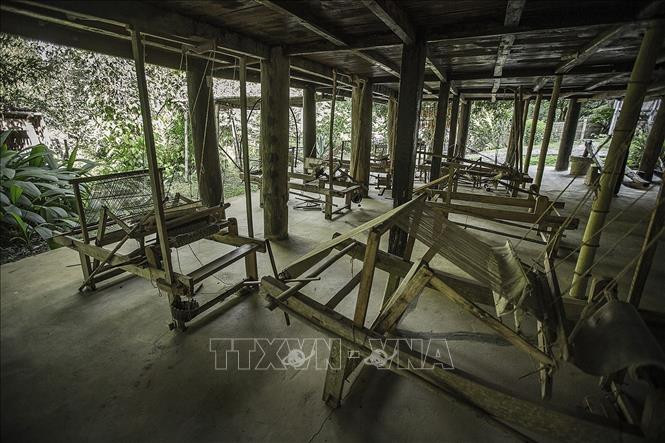 Du khách đến đây không chỉ tham quan mà còn được hòa mình vào cuộc sống của người Mường... Ảnh: Trọng Đạt - TTXVN Bảo tàng không gian văn hóa Mường - Nơi lưu giữ bản sắc dân tộc Mường ảnh 15