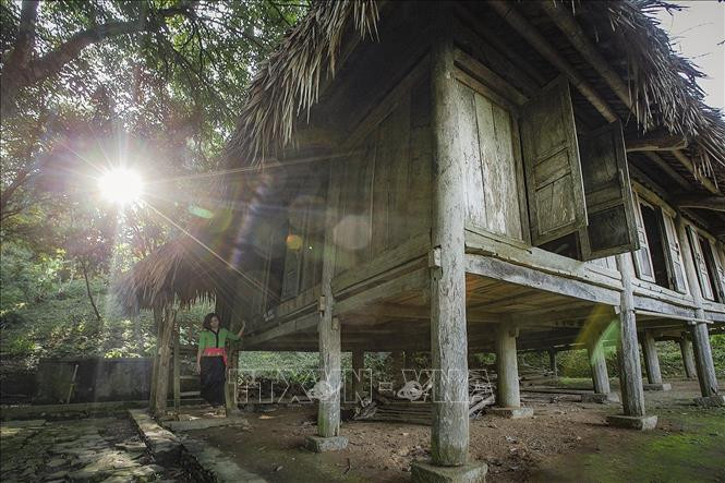 Nhà sàn Noóc là nơi ở và sinh hoạt của cộng đồng thuộc tầng lớp bình dân trong xã hội Mường. Ảnh: Trọng Đạt - TTXVN Bảo tàng không gian văn hóa Mường - Nơi lưu giữ bản sắc dân tộc Mường ảnh 9