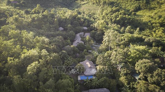 Bảo tàng không gian văn hóa Mường nhìn từ trên cao, nằm trong một thung lũng núi đá vôi nhỏ có diện tích khoảng 5ha nơi đây vốn là địa bàn sinh sống của người Mường cổ. Ảnh: Trọng Đạt - TTXVN Bảo tàng không gian văn hóa Mường - Nơi lưu giữ bản sắc dân tộc Mường ảnh 2