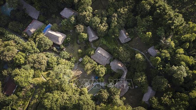 Bảo tàng không gian văn hóa Mường nhìn từ trên cao, nằm trong một thung lũng núi đá vôi nhỏ có diện tích khoảng 5ha nơi đây vốn là địa bàn sinh sống của người Mường cổ. Ảnh: Trọng Đạt - TTXVN Bảo tàng không gian văn hóa Mường - Nơi lưu giữ bản sắc dân tộc Mường ảnh 3