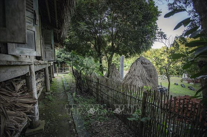 Lối đi bên cạnh nhà Ậu trong không gian bảo tàng văn hóa Mường. Ảnh: Trọng Đạt - TTXVN Bảo tàng không gian văn hóa Mường - Nơi lưu giữ bản sắc dân tộc Mường ảnh 6