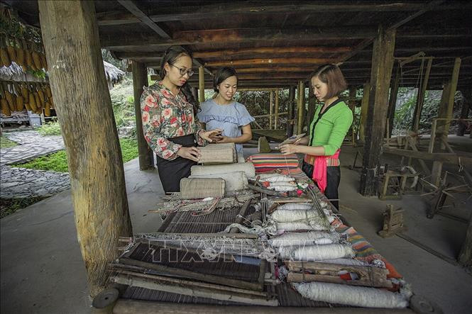 Du khách đến đây không chỉ tham quan mà còn được chiêm ngưỡng những sản phẩm mỹ nghệ của các nghệ nhân và hòa mình vào cuộc sống của người Mường… Ảnh: Trọng Đạt - TTXVN Bảo tàng không gian văn hóa Mường - Nơi lưu giữ bản sắc dân tộc Mường ảnh 17