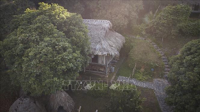 Bảo tàng không gian văn hóa Mường nhìn từ trên cao, nằm trong một thung lũng núi đá vôi nhỏ có diện tích khoảng 5ha nơi đây vốn là địa bàn sinh sống của người Mường cổ. Ảnh: Trọng Đạt - TTXVN Bảo tàng không gian văn hóa Mường - Nơi lưu giữ bản sắc dân tộc Mường ảnh 4